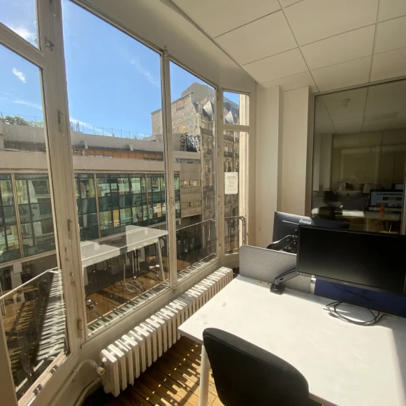 Bureau privé 25 m² 6 postes Coworking Rue du Renard Paris 75004 - photo 12