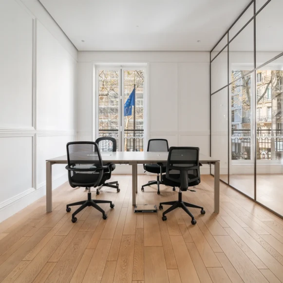Espace indépendant 247 m² 28 postes Location bureau Avenue Franklin Delano Roosevelt Paris 75008 - photo 4