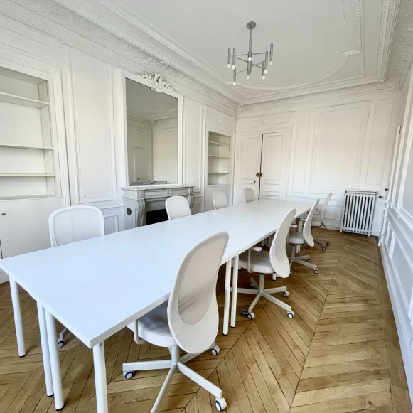 Bureau privé 25 m² 8 postes Location bureau Rue de Liège Paris 75008 - photo 1