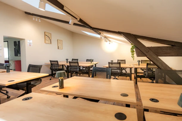 Open Space - 33000 - 15 postes - 300€