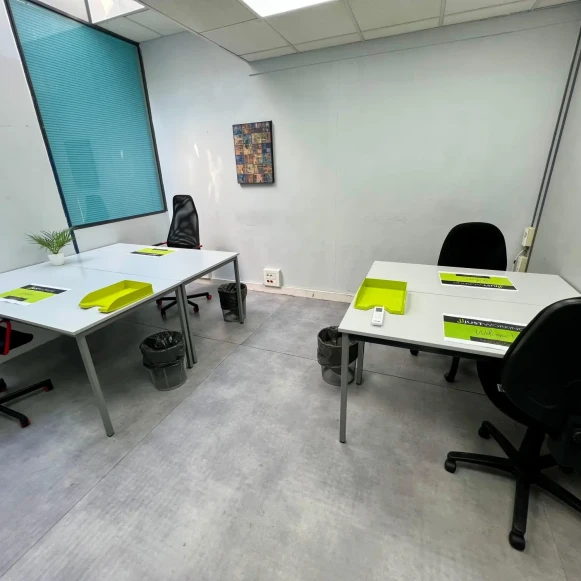 Bureau privé 15 m² 4 postes Coworking Rue Rabelais Montreuil 93100 - photo 1
