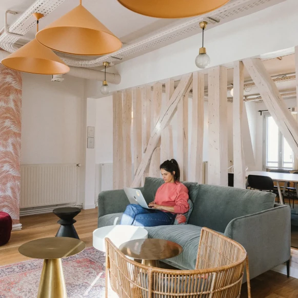 Bureau privé 18 m² 5 postes Coworking Rue de Cléry Paris 75002 - photo 2
