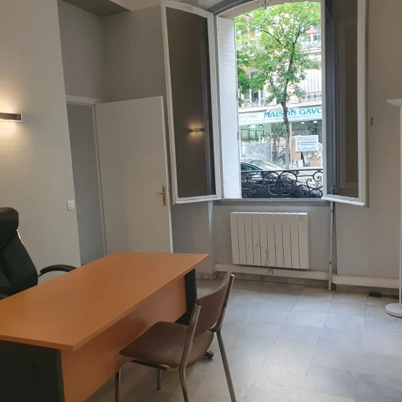 Bureau privé 15 m² 3 postes Location bureau Rue Michel Ange Paris 75016 - photo 1