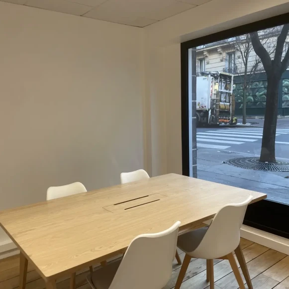 Bureau privé 15 m² 2 postes Location bureau Rue Guy Môquet Paris 75017 - photo 8