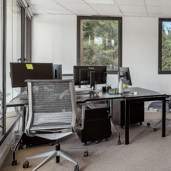 Bureau privé 33 m² 8 postes Coworking Rue Paul Langevin Aix-en-Provence 13290 - photo 1