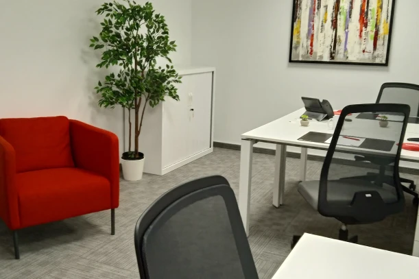 Bureau privé - 06560 - 3 postes - 817€