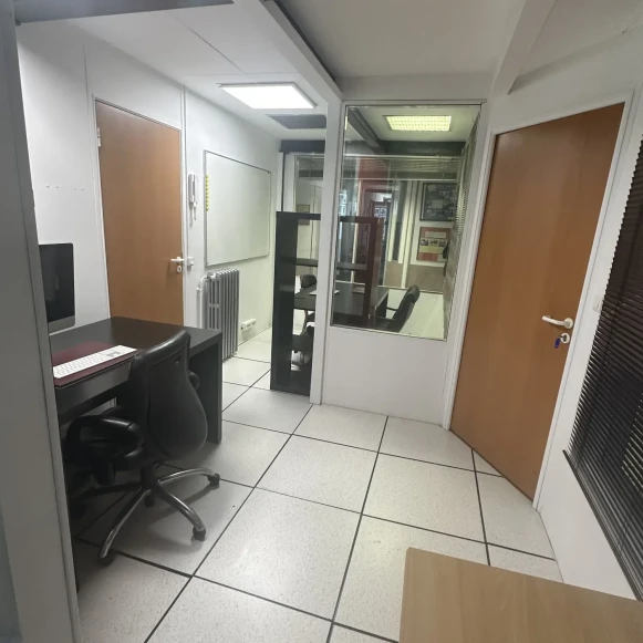 Bureau privé 20 m² 3 postes Location bureau Rue Villeneuve Clichy 92110 - photo 2