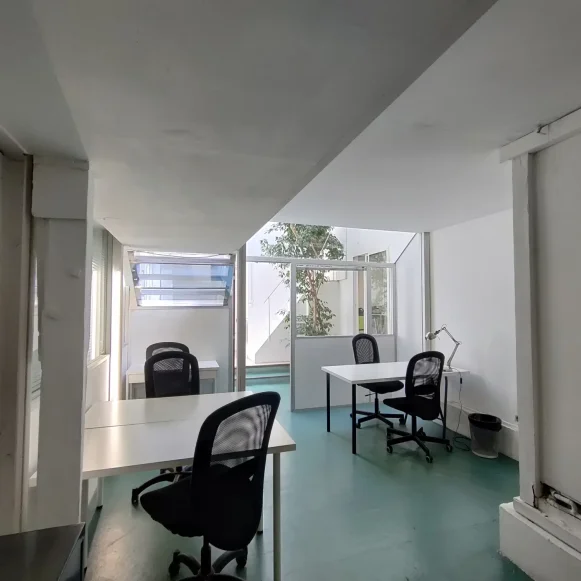 Bureau privé 19 m² 3 postes Coworking Rue Saint-Antoine Paris 75004 - photo 2