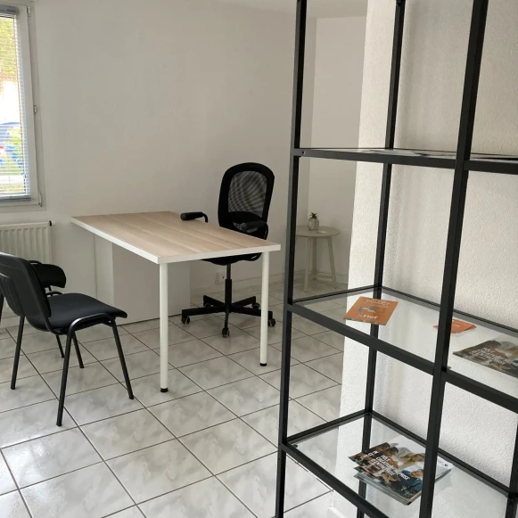 Bureau privé 13 m² 2 postes Coworking Rue de Huningue Saint-Louis 68300 - photo 1