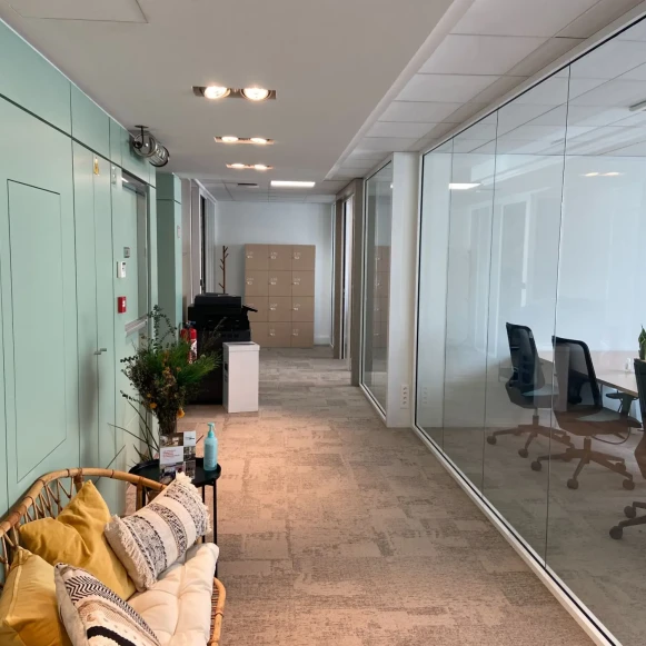 Bureau privé 150 m² 29 postes Coworking Avenue Charles de Gaulle Neuilly-sur-Seine 92200 - photo 3