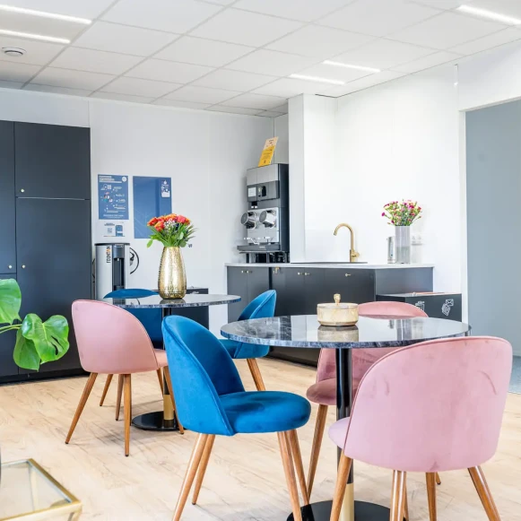 Bureau privé 22 m² 5 postes Coworking Rue des Courtillons Bruz 35170 - photo 5