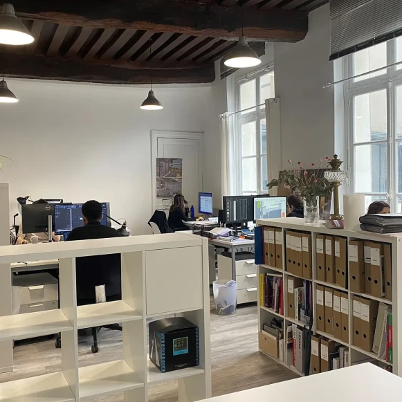 Open Space  2 postes Location bureau Quai d'Anjou Paris 75004 - photo 1