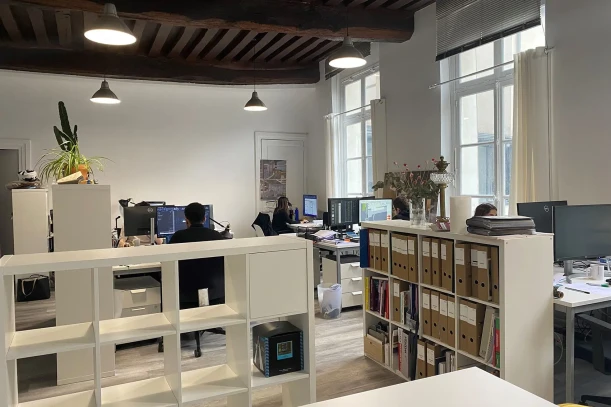 Open Space - 75004 - 2 postes - 350€