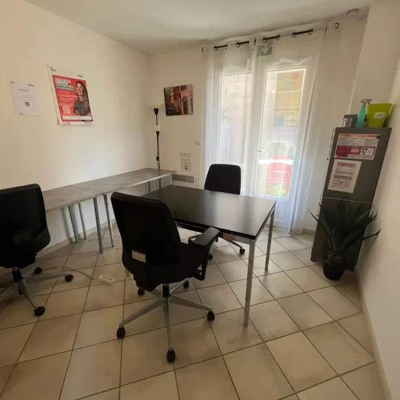 Bureau privé 10 m² 2 postes Coworking Rue des Poilus Saint-Maximin-la-Sainte-Baume 83470 - photo 1