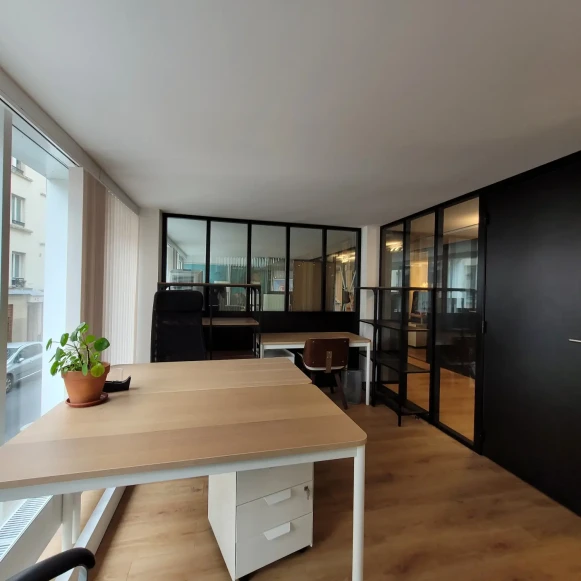 Bureau privé 14 m² 4 postes Location bureau Rue Henri Chevreau Paris 75020 - photo 3