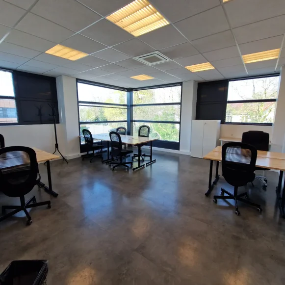 Bureau privé 31 m² 6 postes Location bureau Square Benjamin Franklin Montigny-le-Bretonneux 78180 - photo 2