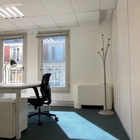 Bureau privé 17 m² 3 postes Coworking Rue des Petits Hôtels Paris 75010 - photo 5