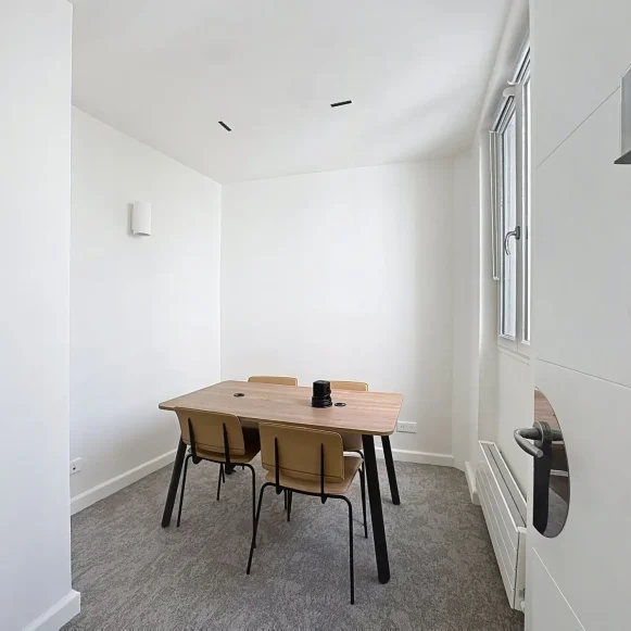Espace indépendant 60 m² 14 postes Location bureau Rue Truffaut Paris 75017 - photo 4