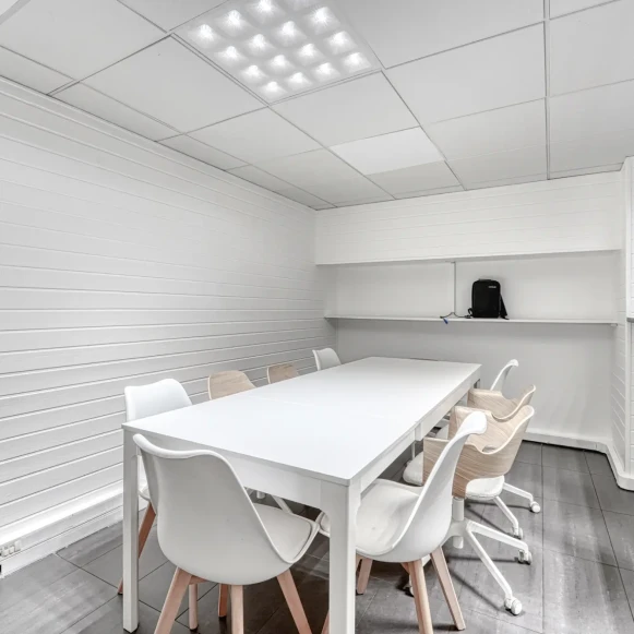 Bureau privé 20 m² 4 postes Location bureau Rue Guy Môquet Paris 75017 - photo 3