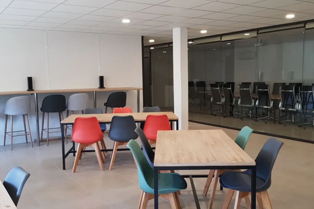 Open Space - 13400 - 24 postes - 260€