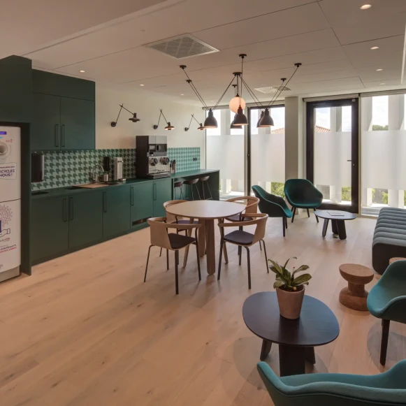 Bureau privé 18 m² 4 postes Coworking Avenue du Président J F Kennedy Biarritz 64200 - photo 8