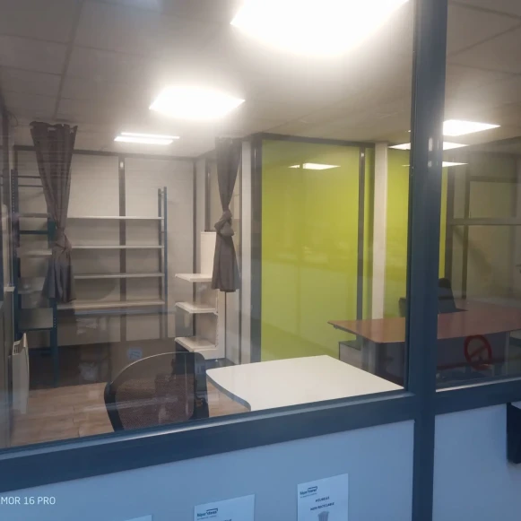 Bureau privé 22 m² 1 poste Coworking Rue Saint-Eloi Tourcoing 59200 - photo 4