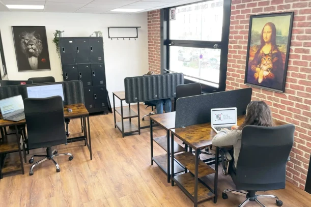 Open Space - 37000 - 8 postes - 250€