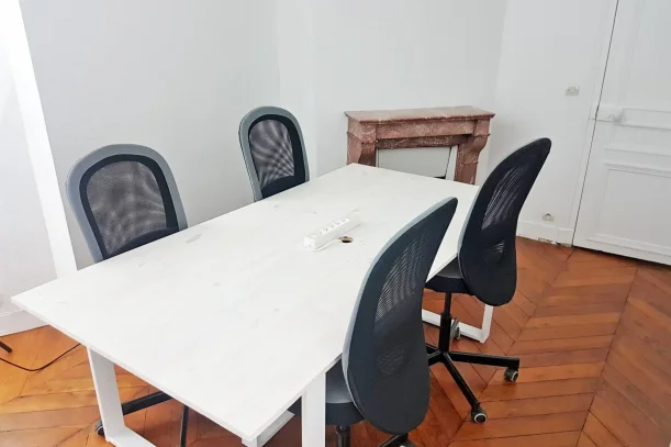 Bureau privé - 75010 - 7 postes - 2590€