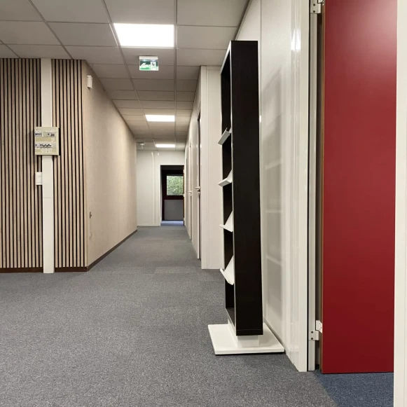 Bureau privé 12 m² 3 postes Coworking Rue Lavoisier Pontoise 95300 - photo 2