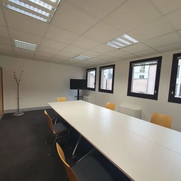 Bureau privé 24 m² 5 postes Coworking Rue des Petits Hôtels Paris 75010 - photo 2