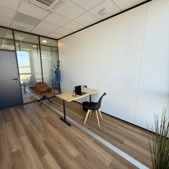 Bureau privé 10 m² 2 postes Location bureau Rue Maryam Mirzakhani Montpellier 34000 - photo 3