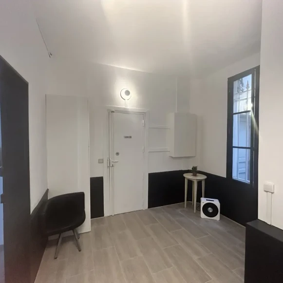 Espace indépendant 18 m² 4 postes Location bureau Passage d'Enfer Paris 75014 - photo 2