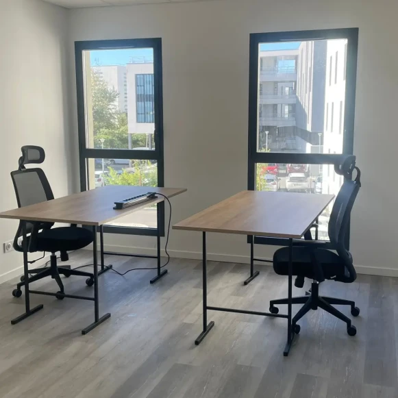 Bureau privé 15 m² 4 postes Location bureau Chemin de la Tour de l'Évêque Nîmes 30000 - photo 3