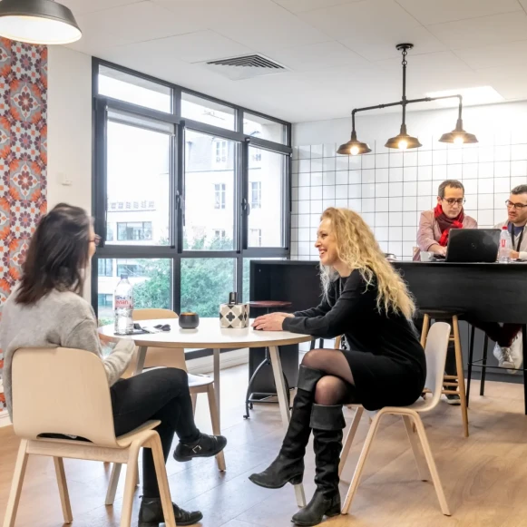 Bureau privé 19 m² 6 postes Coworking Avenue Charles de Gaulle Neuilly-sur-Seine 92200 - photo 4