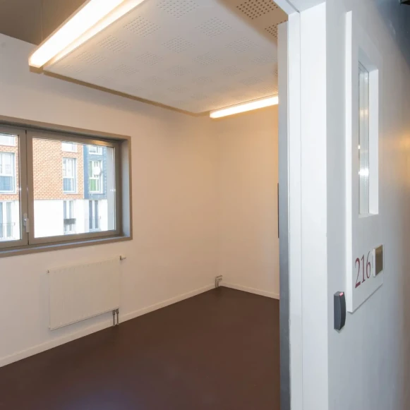 Bureau privé 12 m² 3 postes Location bureau Place de Touraine Versailles 78000 - photo 1