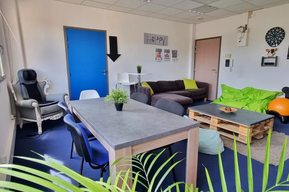 Open Space - 84000 - 12 postes - 150€
