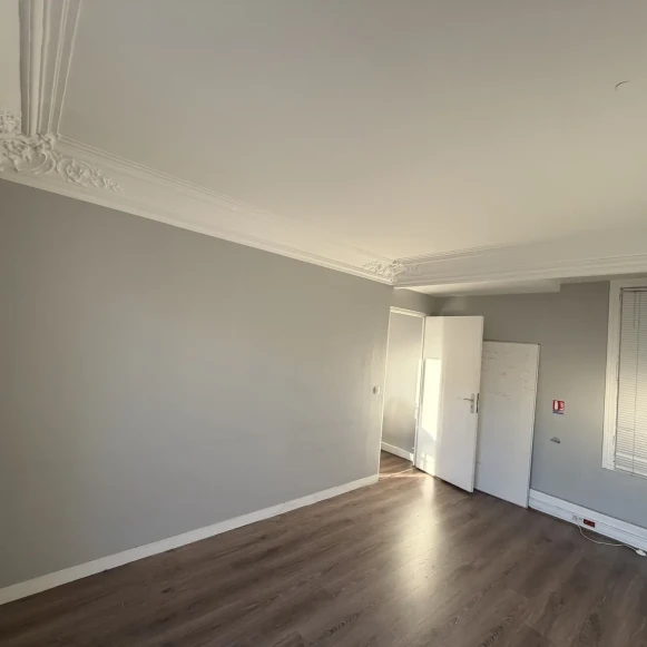 Bureau privé 15 m² 4 postes Location bureau Boulevard de Sébastopol Paris 75003 - photo 3