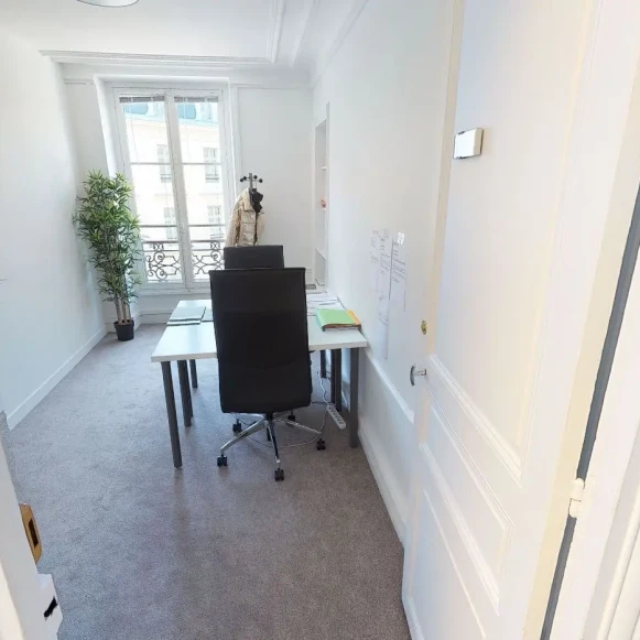 Bureau privé 12 m² 3 postes Coworking Rue de Laborde Paris 75008 - photo 1