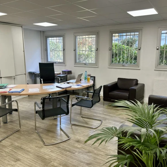 Espace indépendant 220 m² 30 postes Location bureau Rue Philippe de Girard Paris 75018 - photo 3