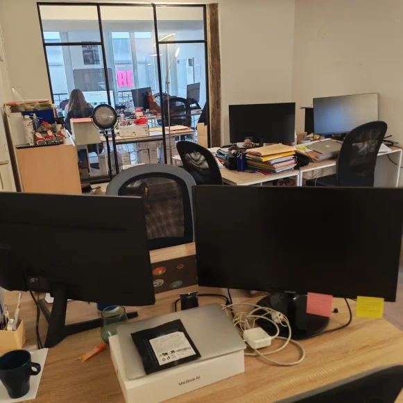 Bureau privé 61 m² 9 postes Location bureau Boulevard de Clichy Paris 75009 - photo 1