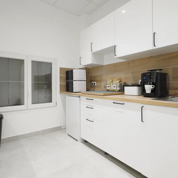 Espace indépendant 150 m² 16 postes Location bureau Rue d'Arcole Marseille 13006 - photo 5