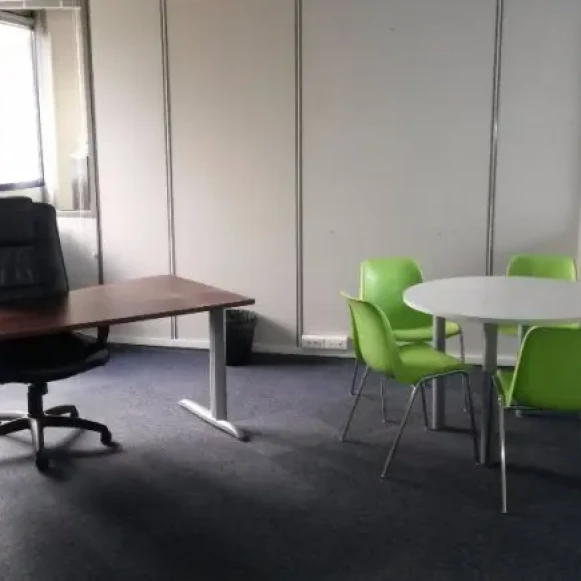 Bureau privé 23 m² 4 postes Coworking Rue Michel Labrousse Toulouse 31100 - photo 3