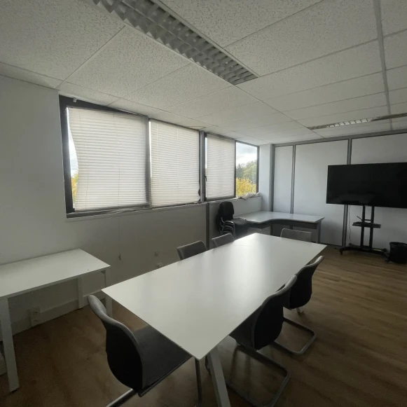 Bureau privé 25 m² 4 postes Coworking Allée du Grand Coquille Saint-Jean-de-Braye 45800 - photo 1