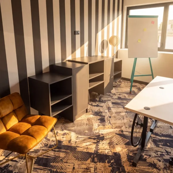 Bureau privé 22 m² 4 postes Coworking Rue des Archives Créteil 94000 - photo 2