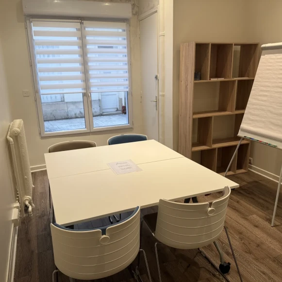 Bureau privé 13 m² 2 postes Location bureau Rue du Colonel Moll Paris 75017 - photo 1