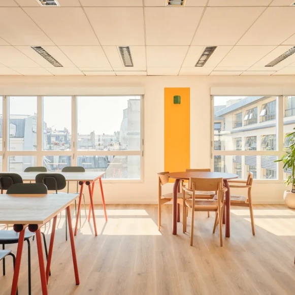 Bureau privé 18 m² 5 postes Coworking Rue de Sofia Paris 75018 - photo 9