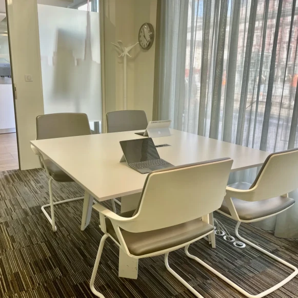 Bureau privé 11 m² 3 postes Location bureau Place du 8 Mai 1945 Le Mans 72000 - photo 2