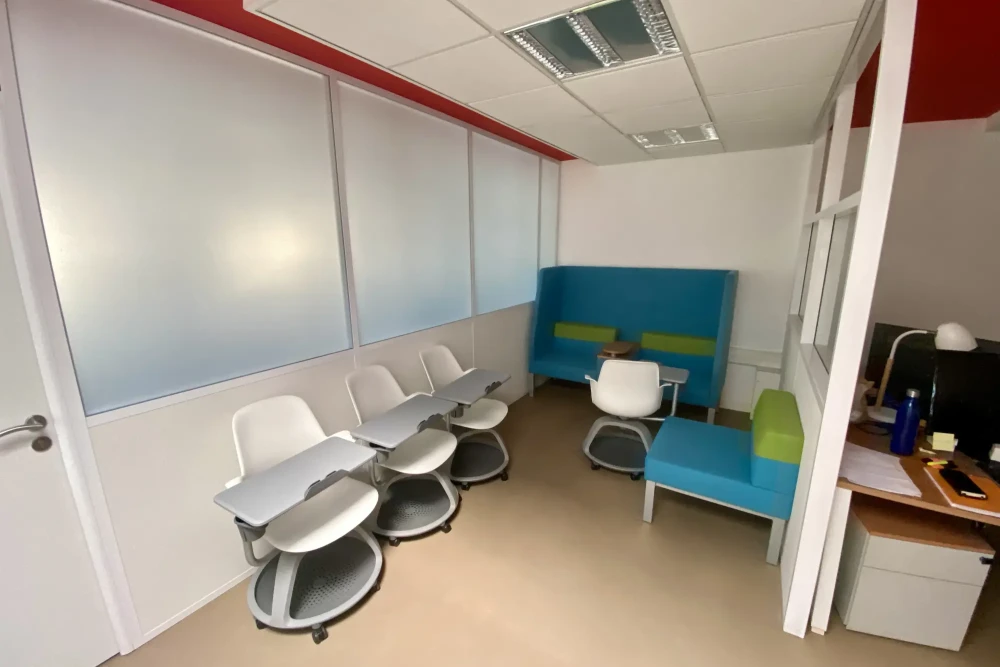 Open Space - 73000 - 8 postes - 250€