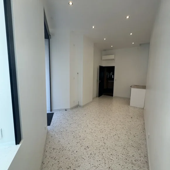 Espace indépendant 20 m² 5 postes Location bureau Rue Debelleyme Paris 75003 - photo 1