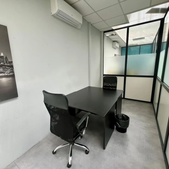 Bureau privé 12 m² 2 postes Coworking Rue Rabelais Montreuil 93100 - photo 1